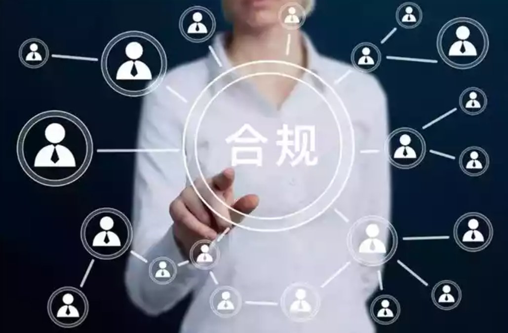 一位投资者正在仔细查看手机上的交割单，表情专注