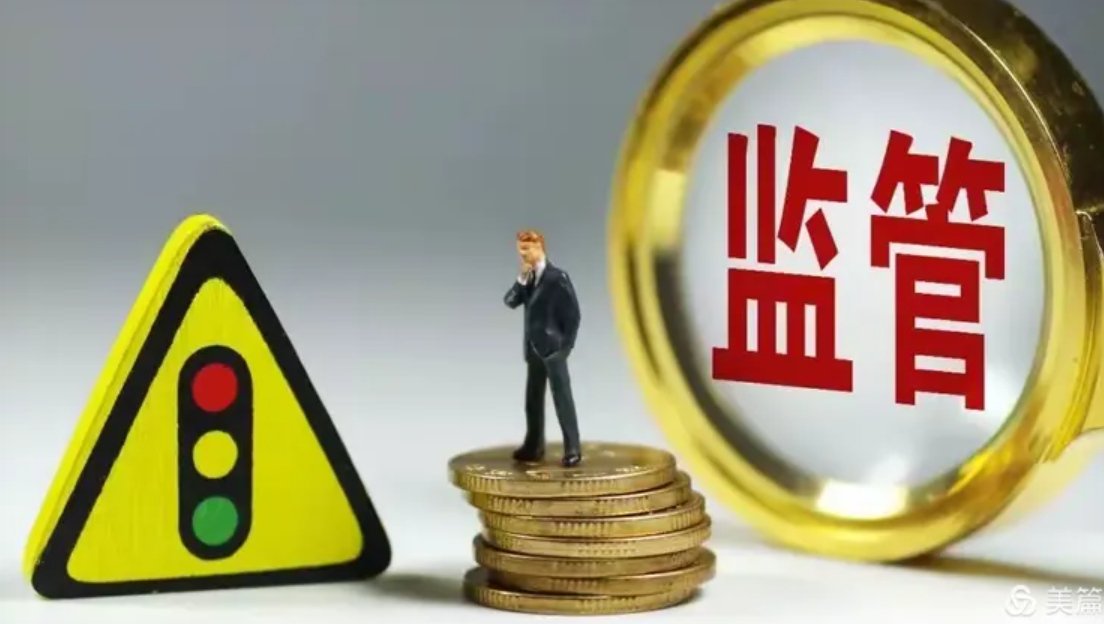 一个人拿着手机看交割单，表情惊讶